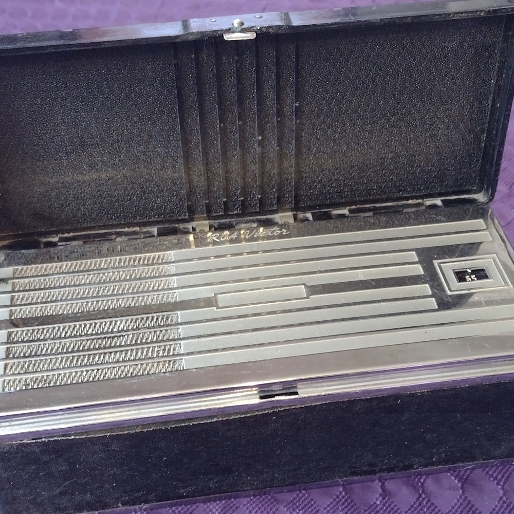 VINTAGE 40s RCA VICTOR Pocket Radio, Black, 3" x 6", Works!